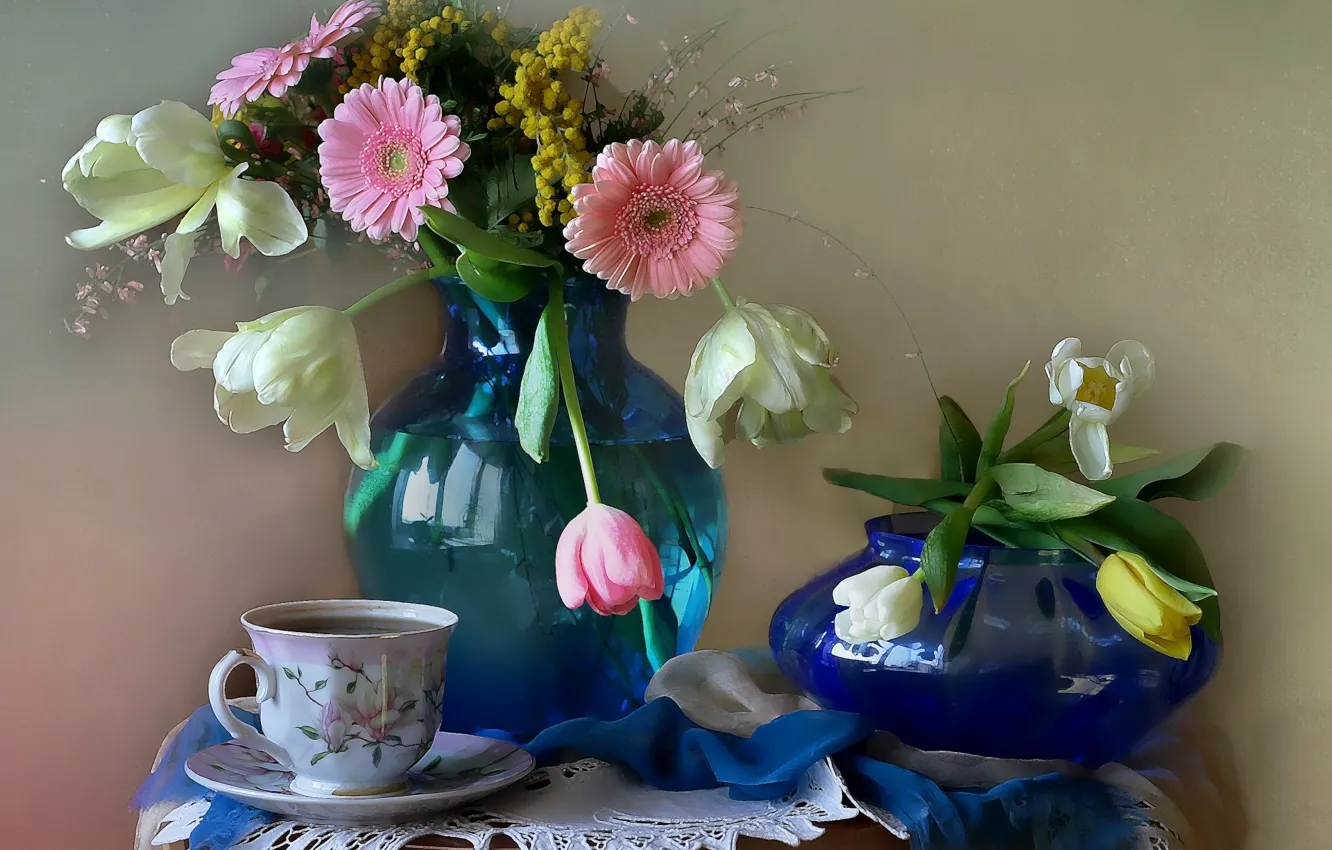 Фото обои цветы, чай, тюльпан, букет, чашка, ваза, натюрморт, гербера