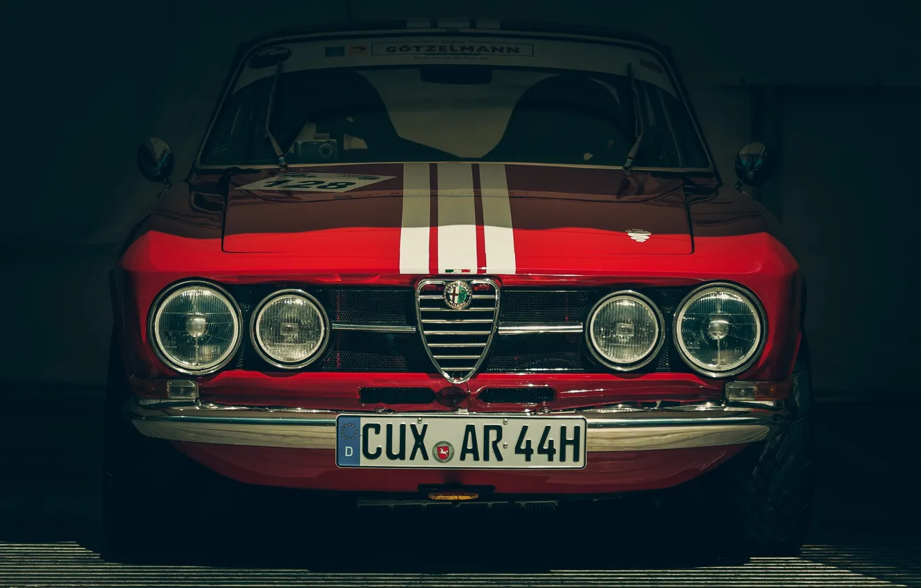 Фото обои красный, гараж, Alfa Romeo, передок
