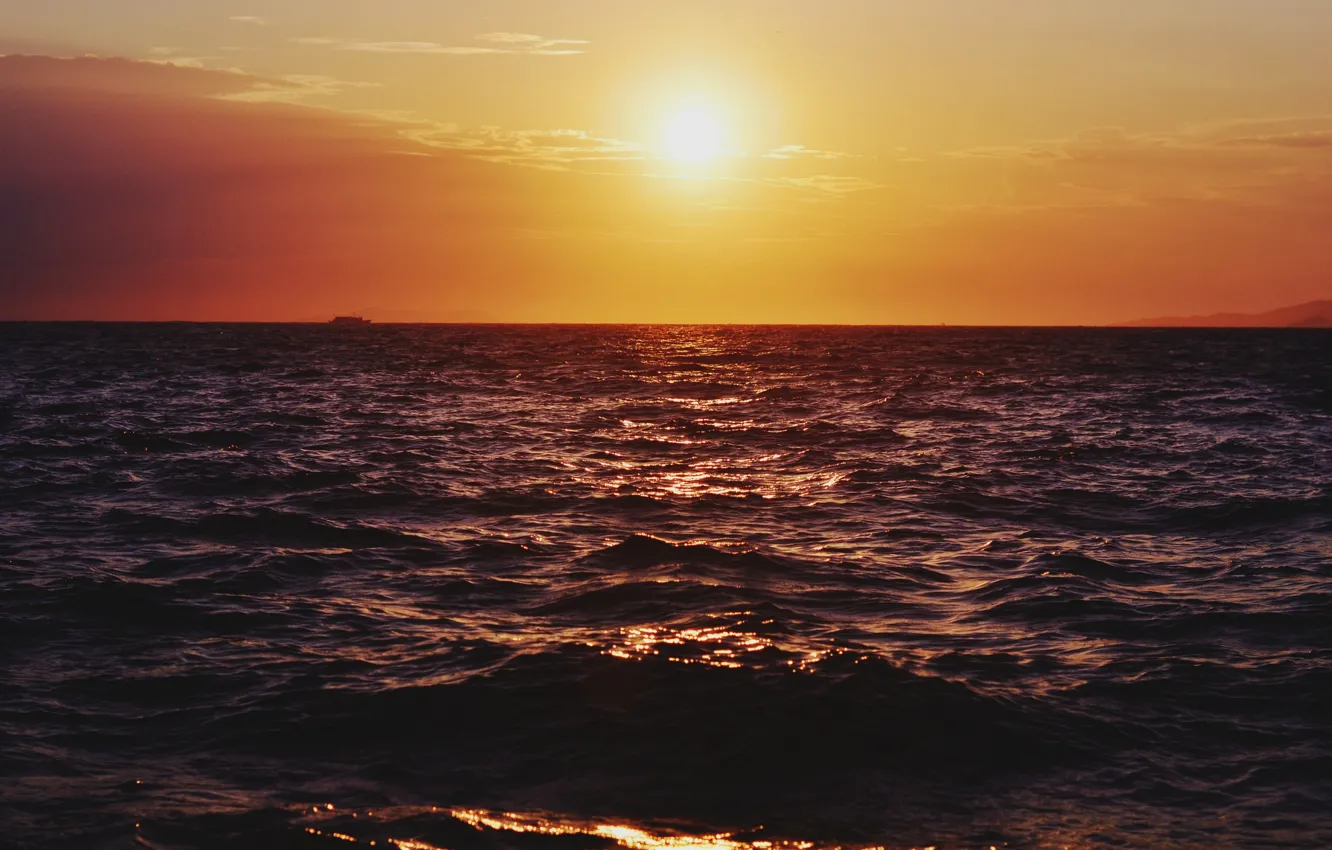 Фото обои море, закат, лодка, горизонт, оранжевое небо