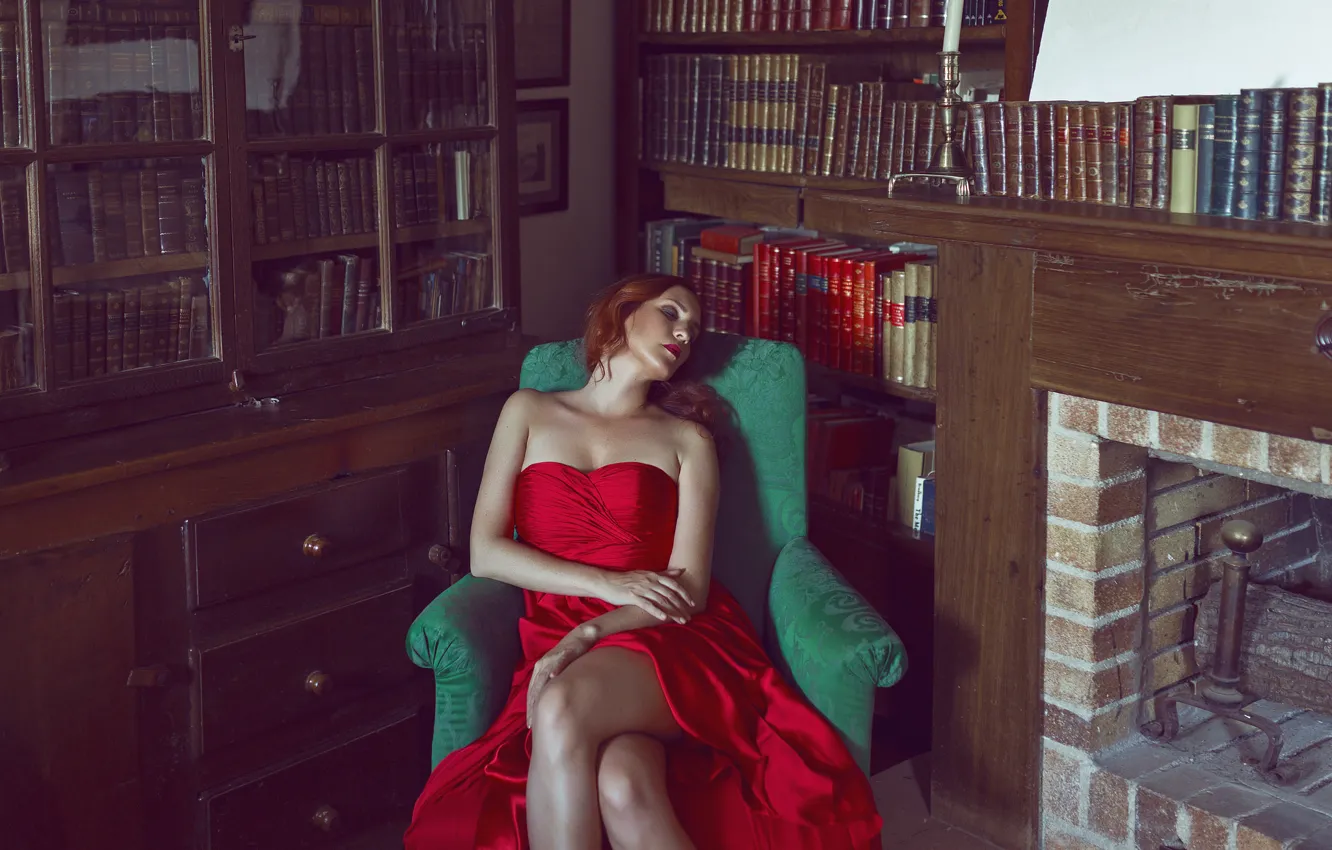 Фото обои девушка, лицо, комната, красное, книги, макияж, платье, ножки