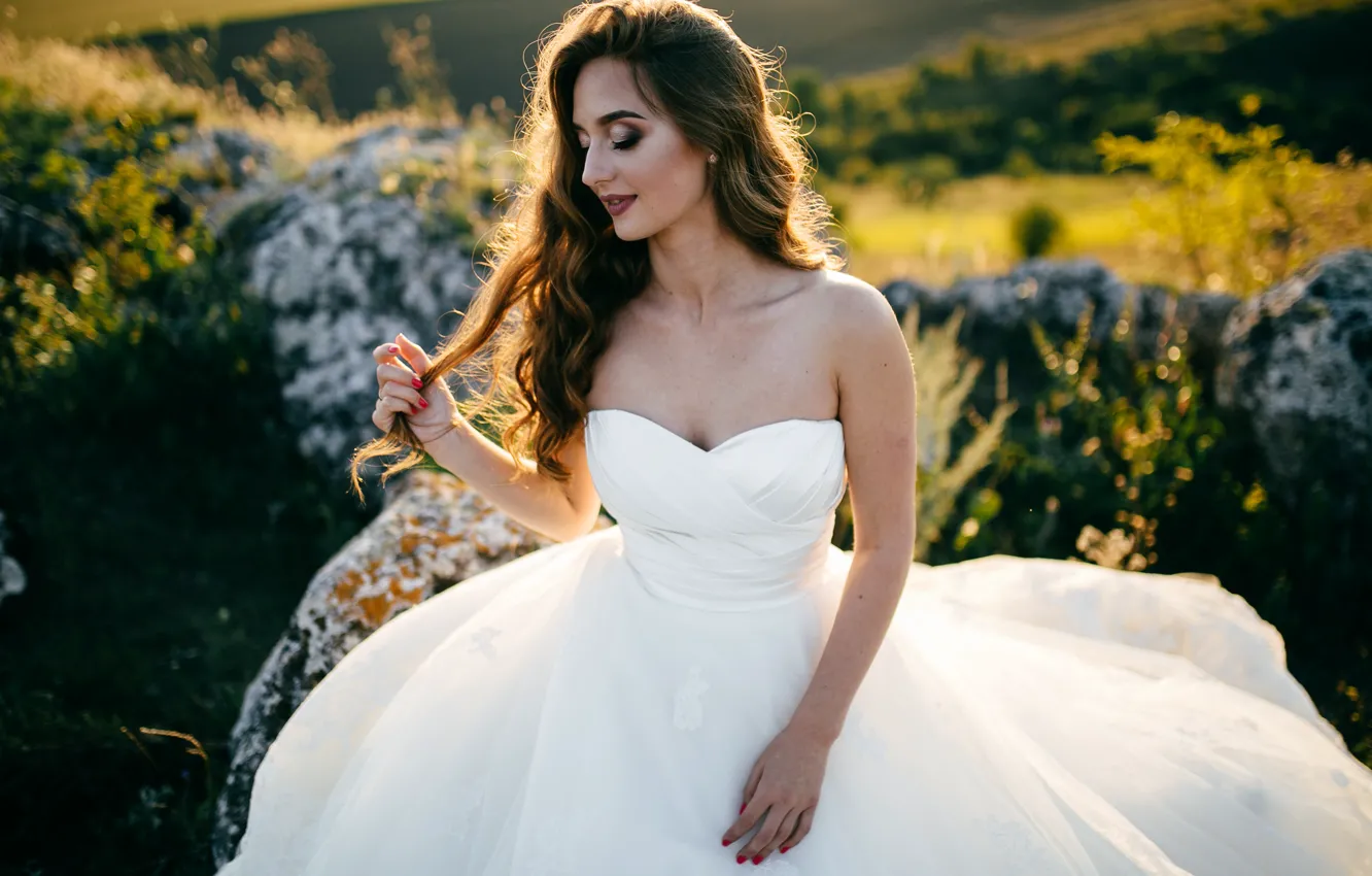 Фото обои девушка, свет, природа, поза, улыбка, камни, белое, руки