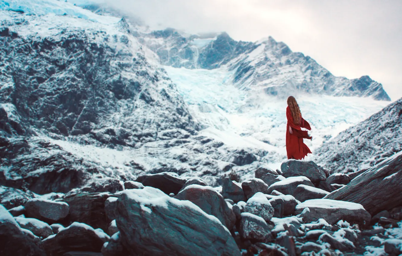 Фото обои холод, зима, девушка, снег, горы, туман, одиночество, камни