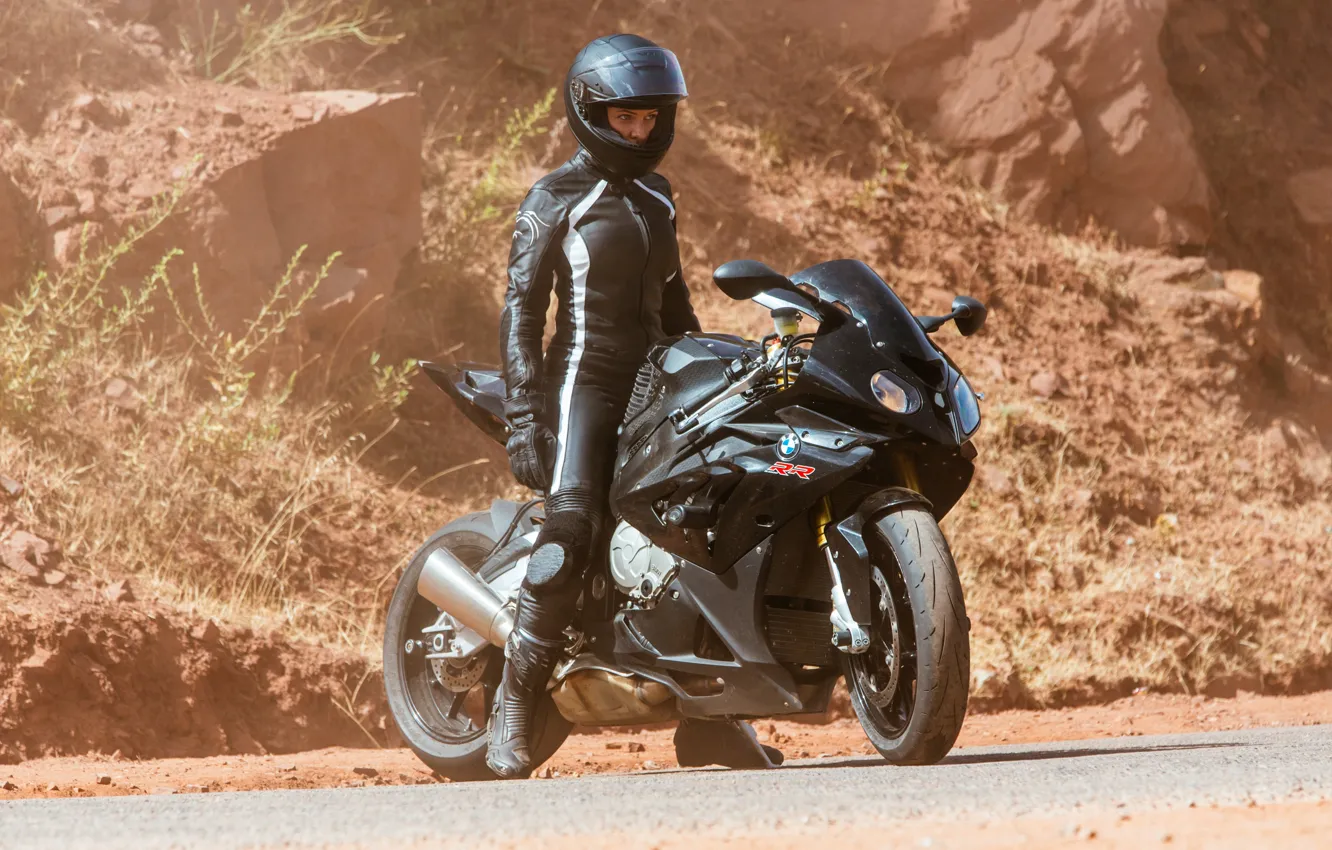 Фото обои дорога, камни, черный, кадр, костюм, мотоцикл, шлем, байк