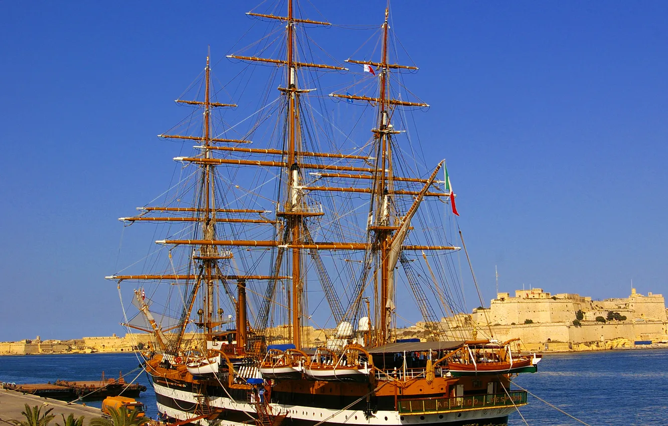 Фото обои небо, город, скалы, корабль, дома, парусник, причал, крепость