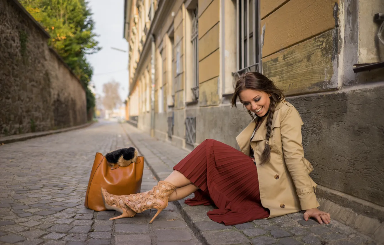 Фото обои девушка, поза, улыбка, настроение, улица, юбка, сумка, мостовая