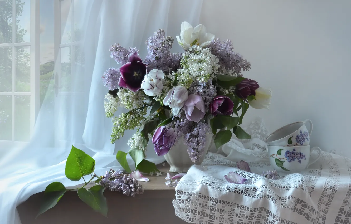 Фото обои цветы, ветки, стол, окно, чашки, тюльпаны, натюрморт, занавеска