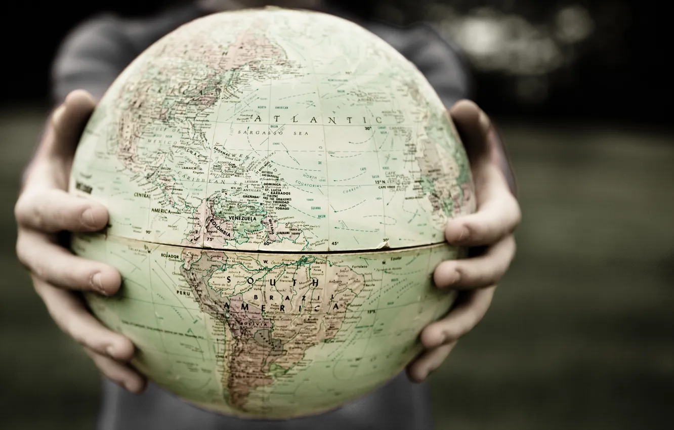 Фото обои мир, карта, руки, пальцы, глобус, Южная Америка