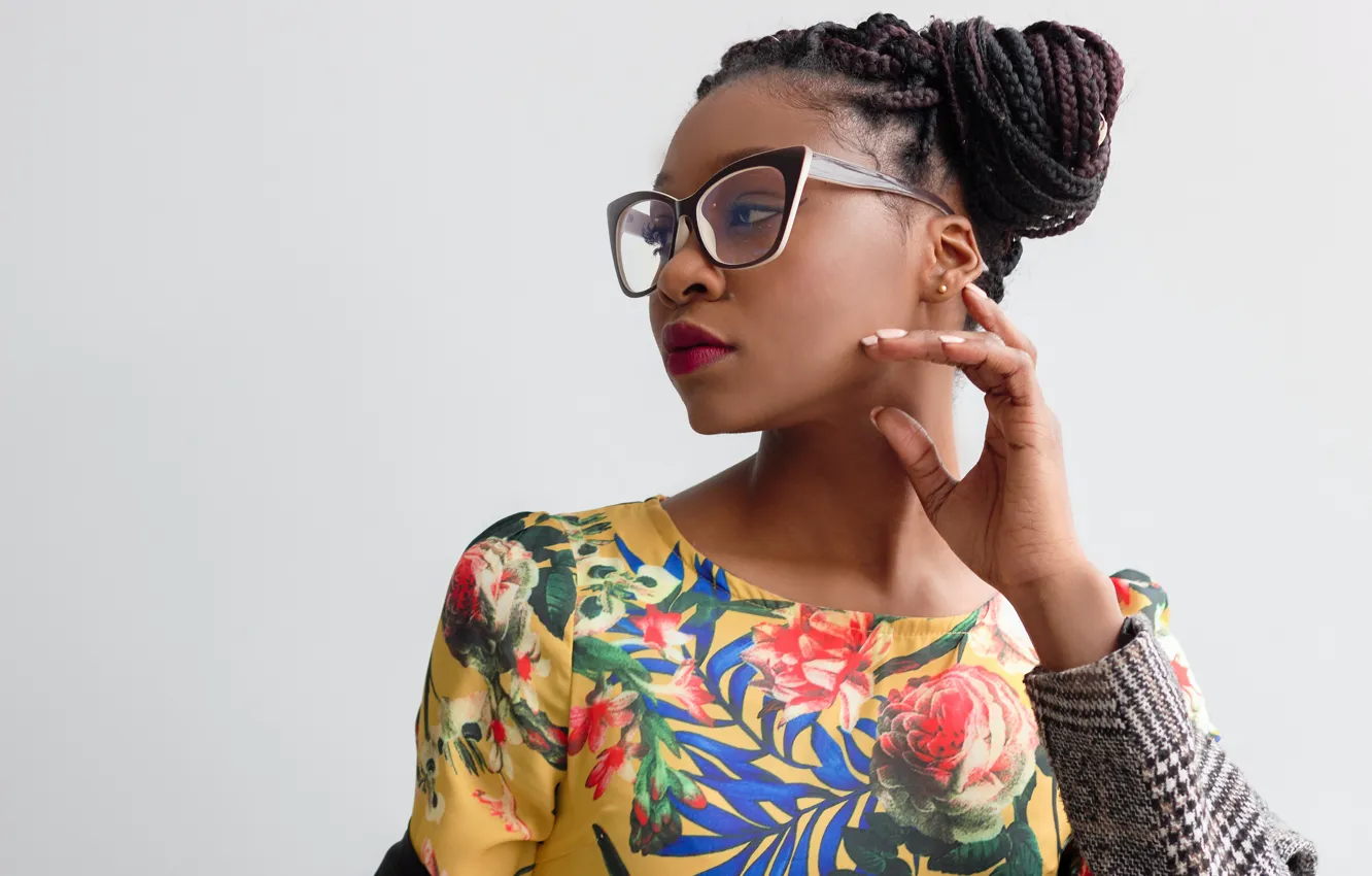 Фото обои портрет, макияж, очки, светлый фон, жест, glasses, portrait, makeup
