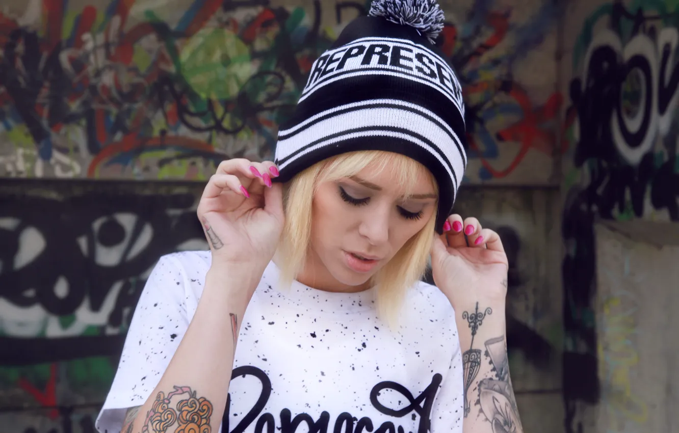 Фото обои girl, graffiti, hat, woman, model, tattoo, blonde, tattoos
