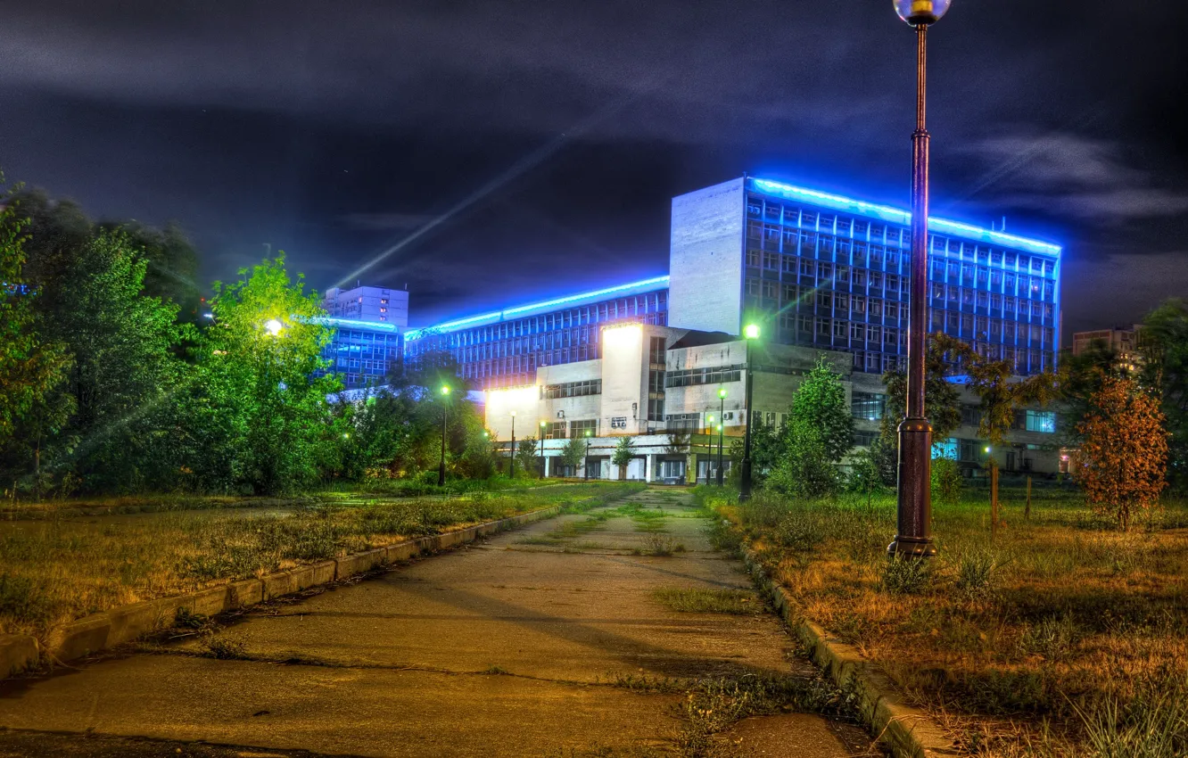 Фото обои деревья, ночь, огни, здание, фонари, Москва, Россия, тротуар
