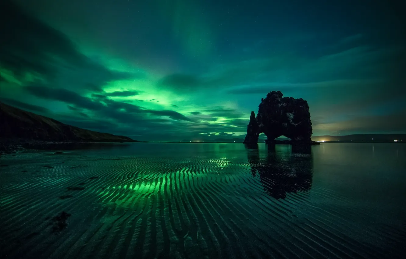 Фото обои море, пляж, свет, ночь, скала, северное сияние