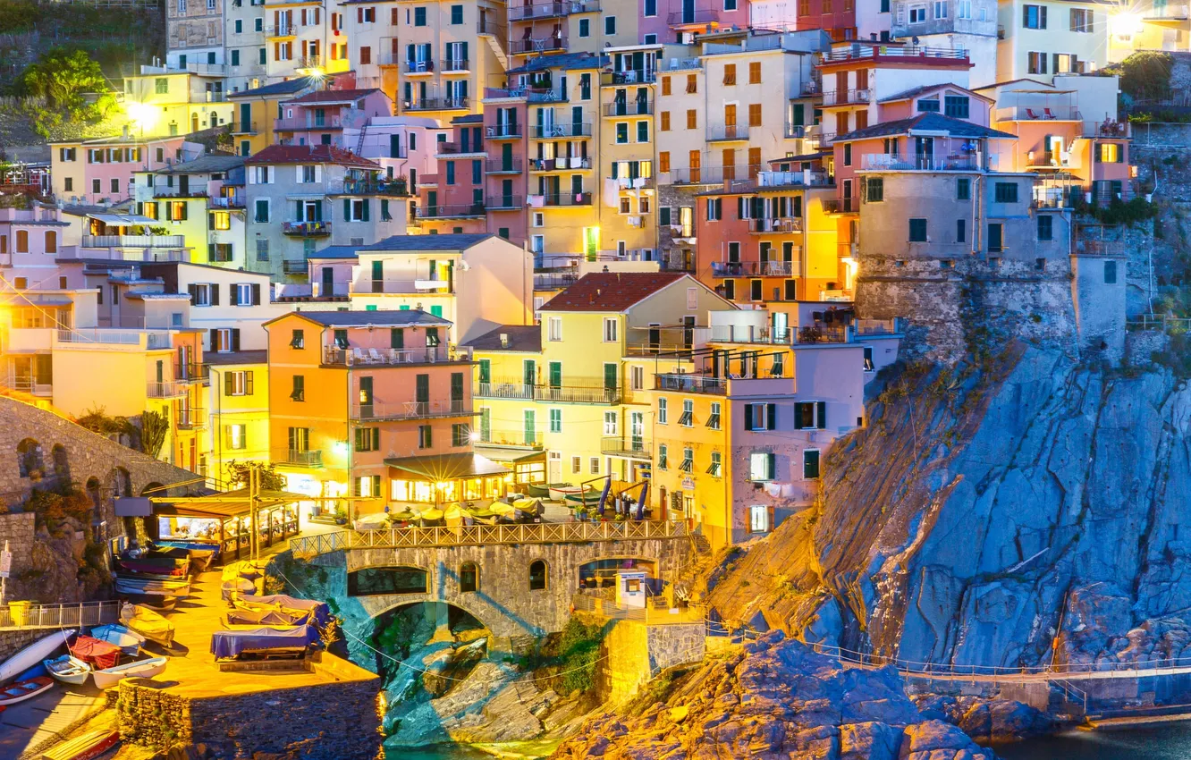 Фото обои огни, скалы, краски, дома, Италия, Манарола, Чинкве-Терре, Лигурийское побережье