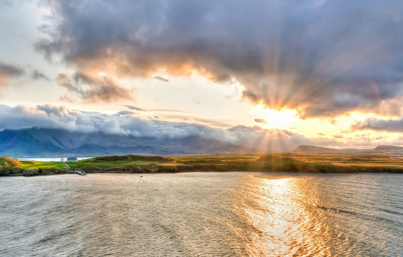 Фото обои волны, небо, солнце, облака, лучи, свет, горы, тучи