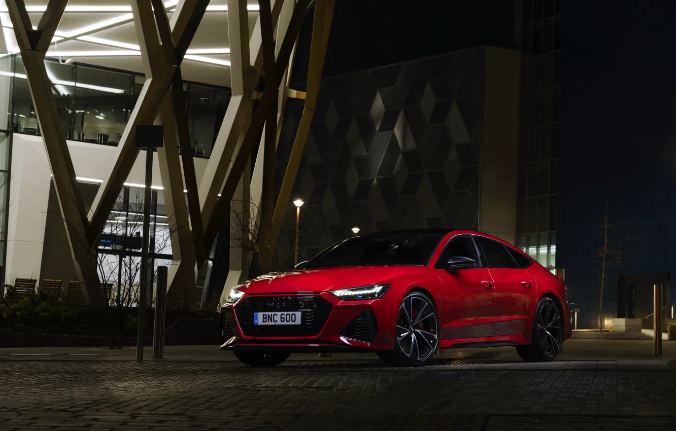 Фото обои Audi, здание, вечер, RS 7, 2020, UK version, RS7 Sportback