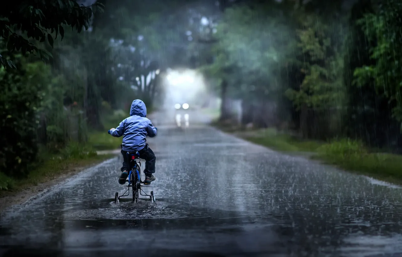 Фото обои дорога, дождь, мальчик