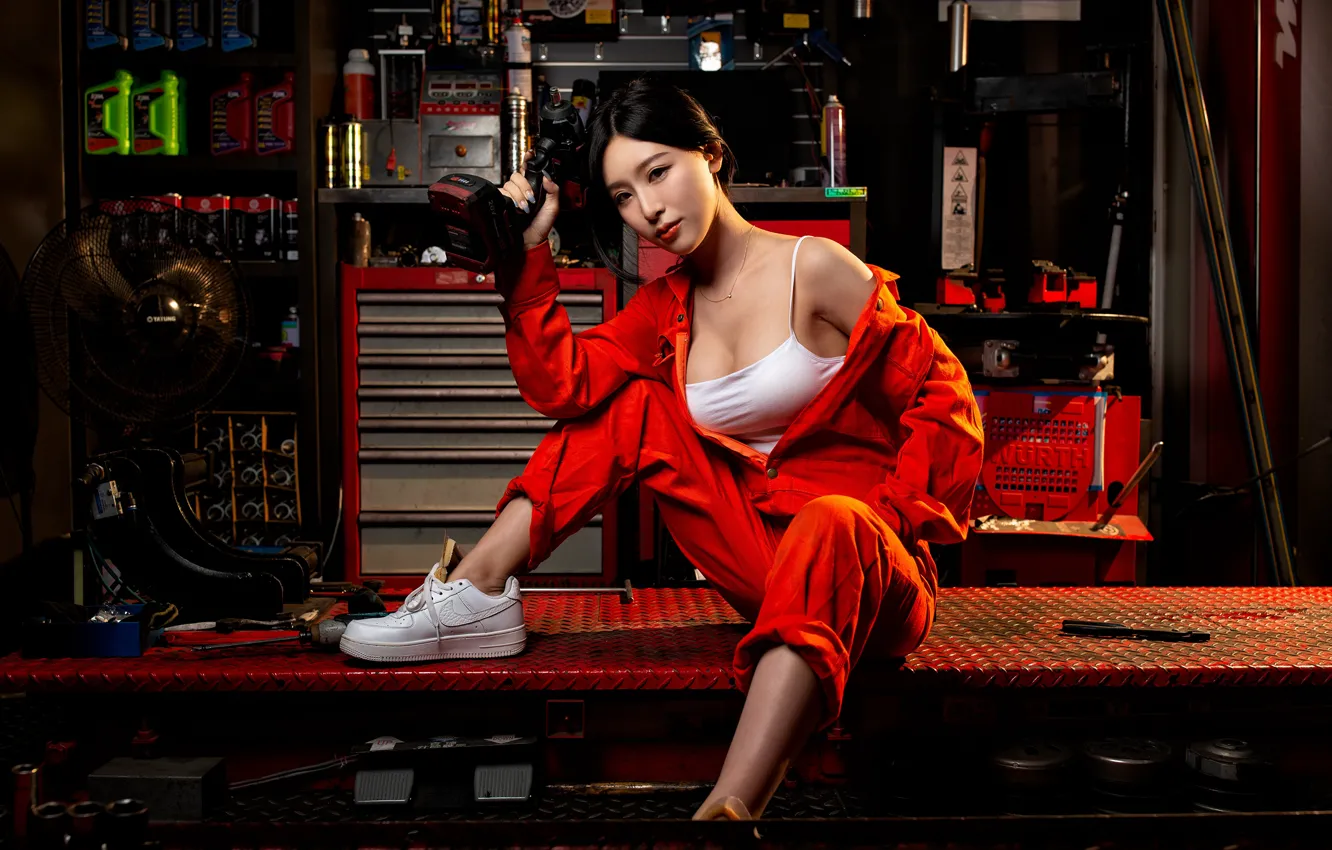 Фото обои инструмент, азиатка, мастерская, девушка позирует, милая брюнетка, красная униформа