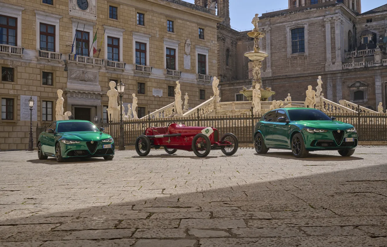 Фото обои машины, город, площадь, Alfa Romeo, красный цвет, зелёный цвет