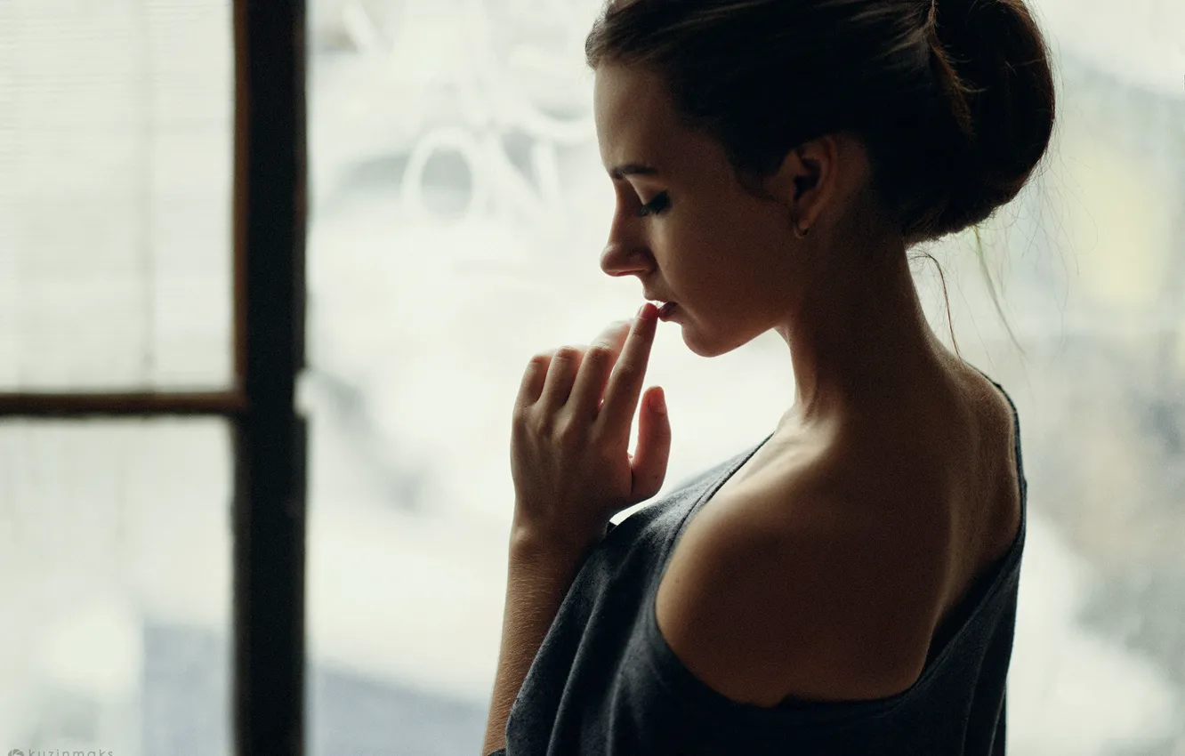 Фото обои girl, photo, photographer, model, mood, bokeh, window, lips