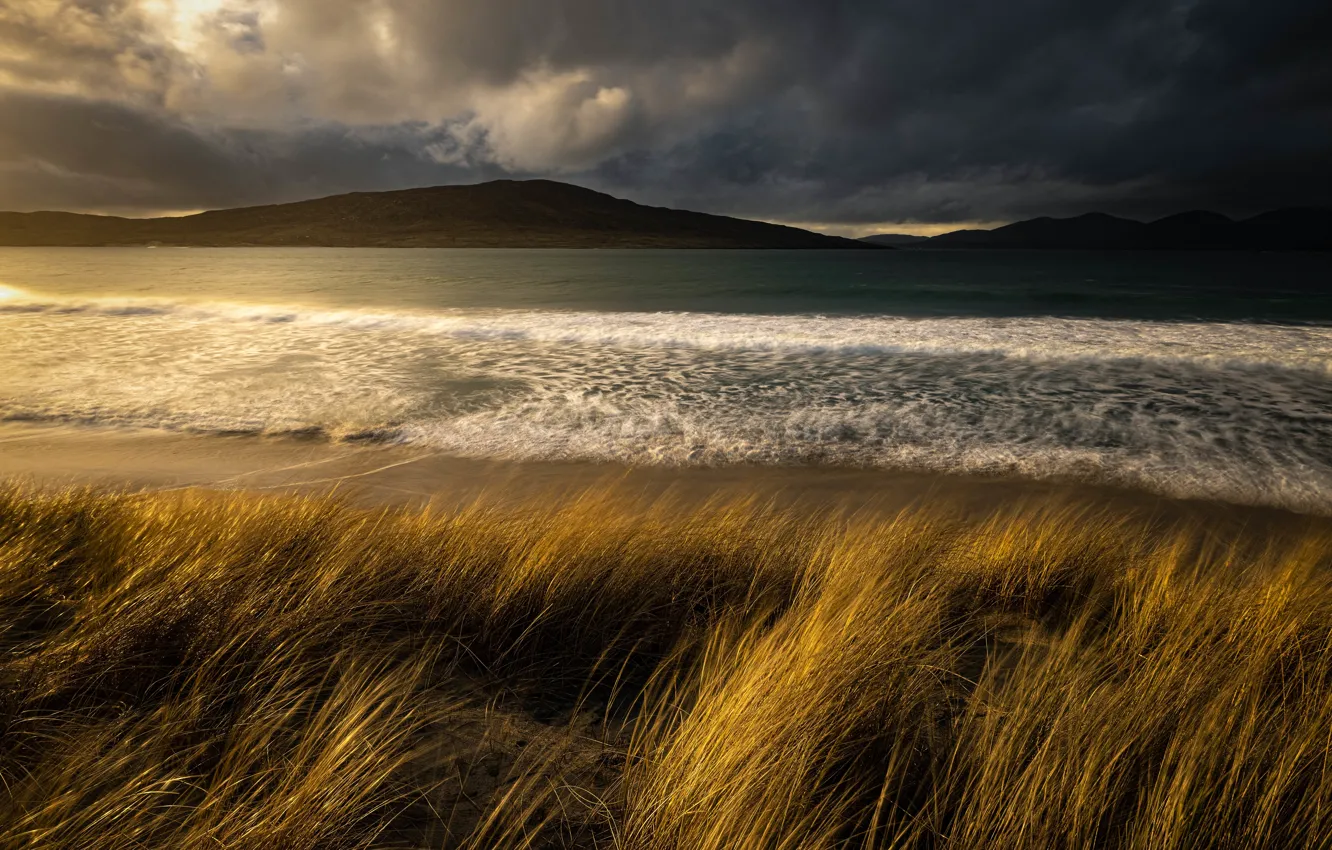 Фото обои море, волны, трава, горы, берег