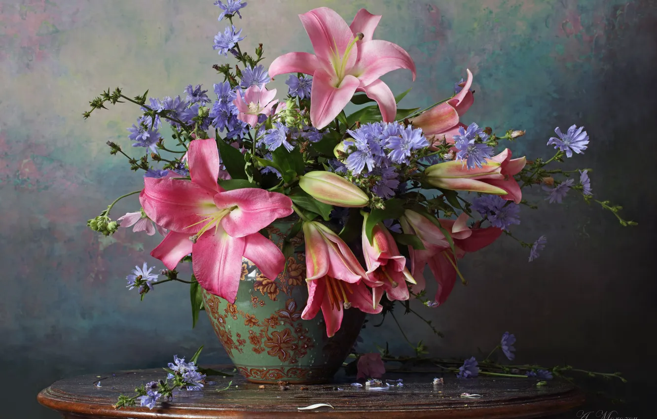 Фото обои фон, лилии, букет, ваза, цикорий, Андрей Морозов