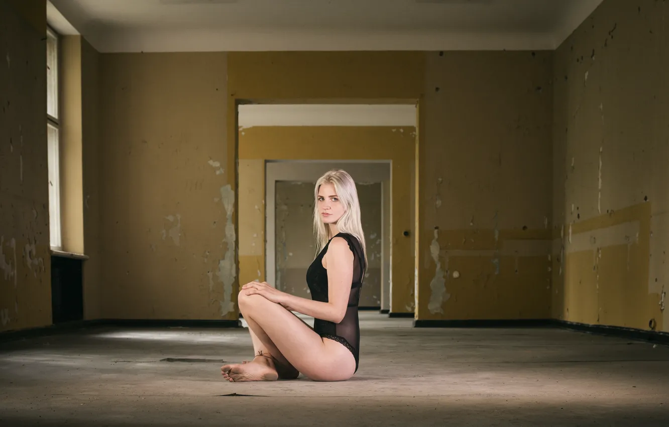 Фото обои взгляд, девушка, сидит