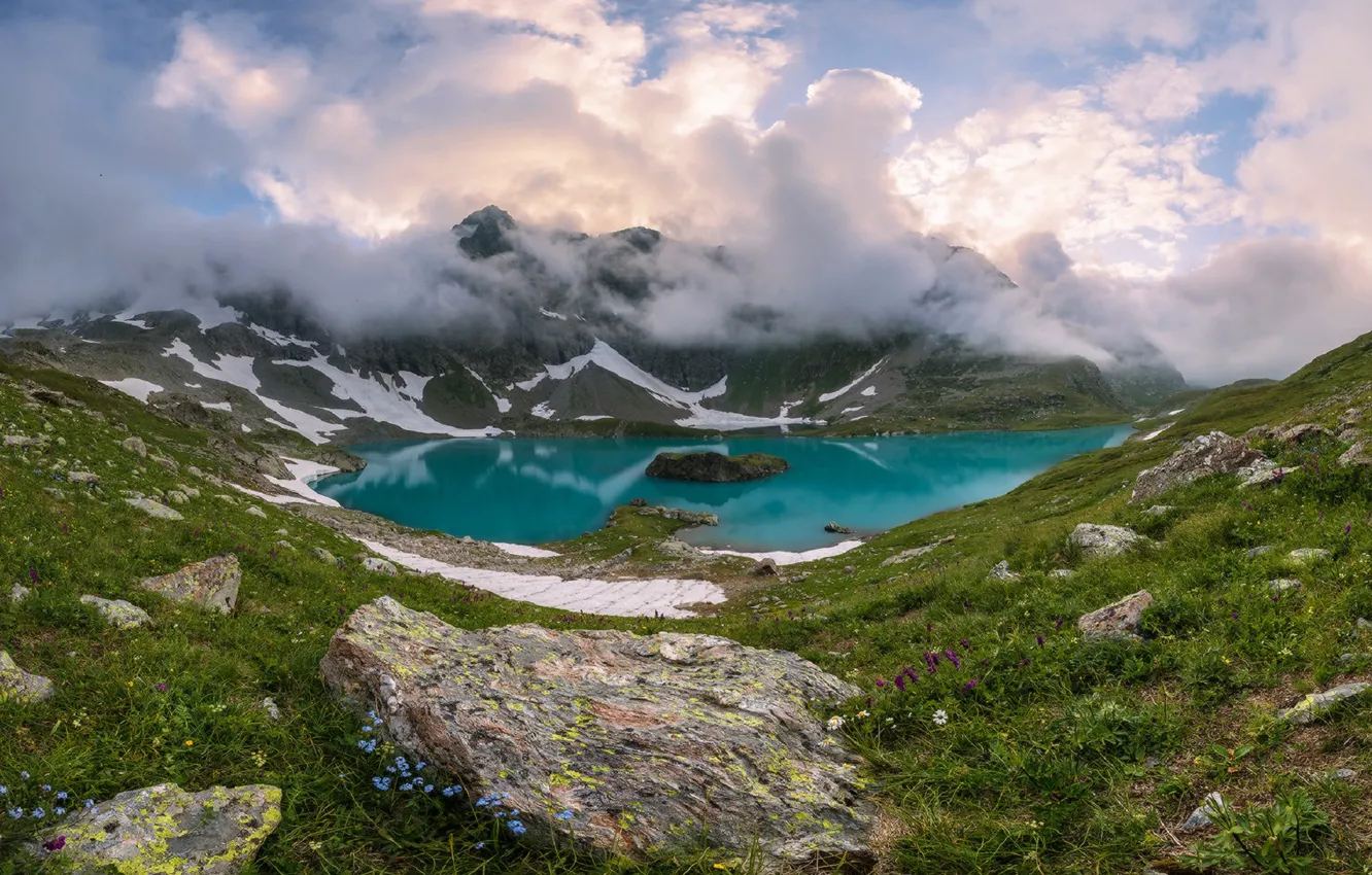 Фото обои небо, облака, цветы, горы, озеро, камни