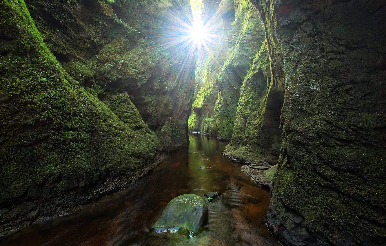 Фото обои зелень, вода, камни, скалы, мох, Шотландия, проход, лучи солнца