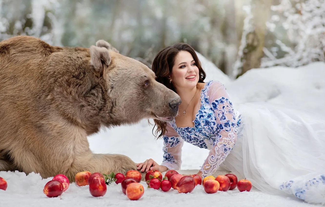 Фото обои зима, лес, взгляд, девушка, снег, природа, поза, улыбка