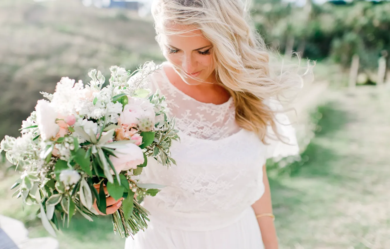 Фото обои ветер, белое, букет, платье, блондинка, невеста