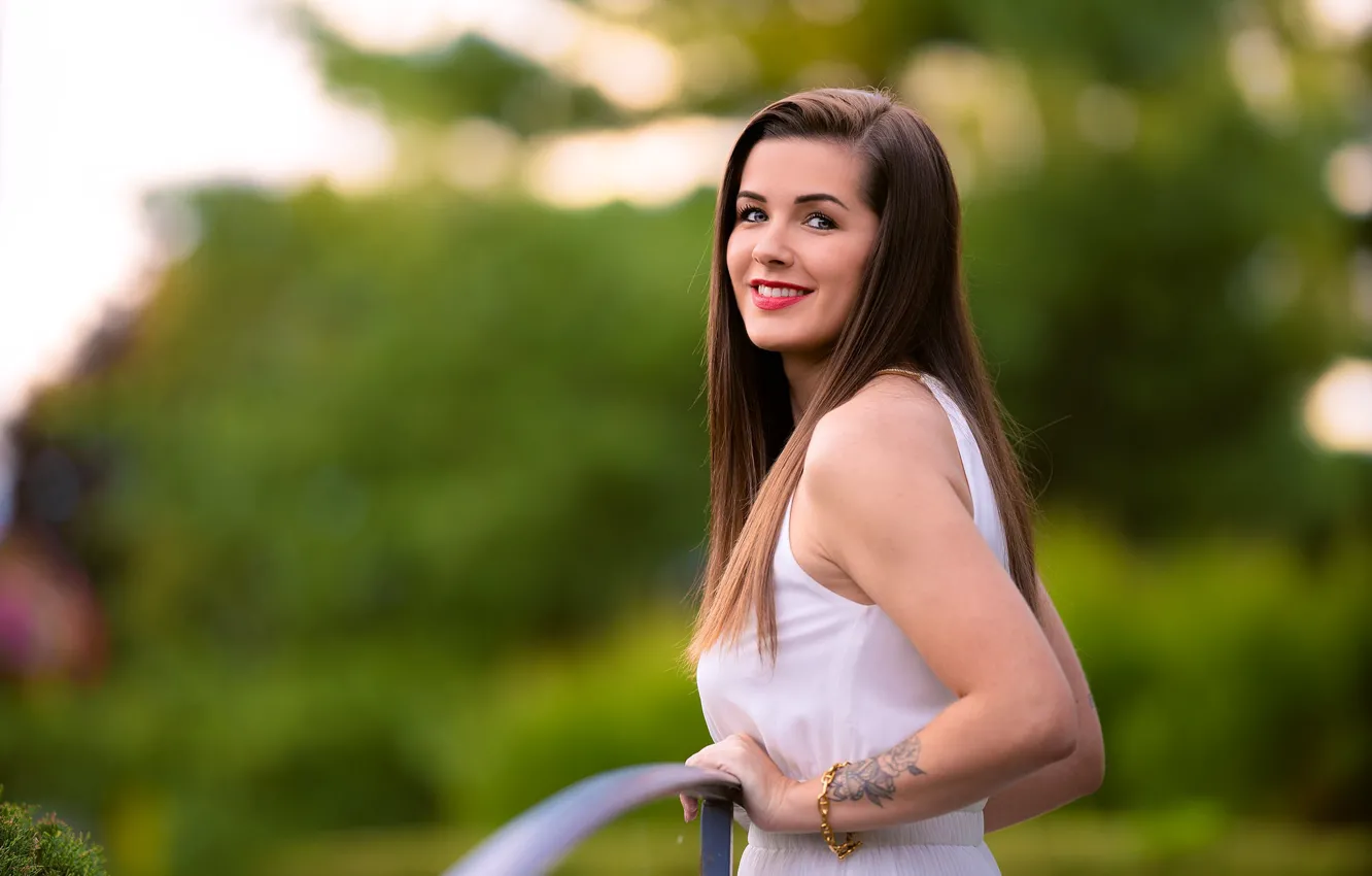 Фото обои девушка, поза, улыбка, волосы, боке, Aurore