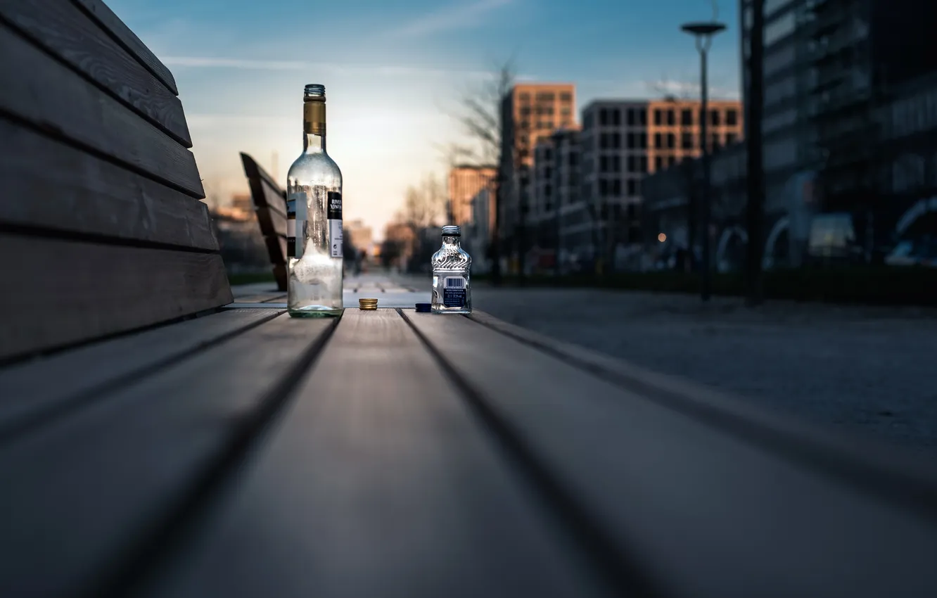 Фото обои улица, бутылки, скамья
