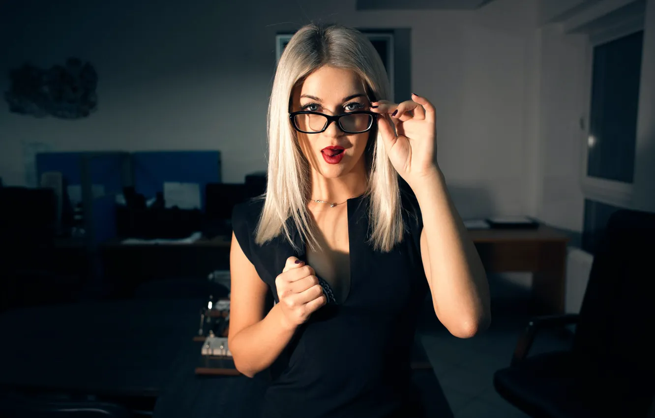 Фото обои язычок, макияж, очки, декольте, губки