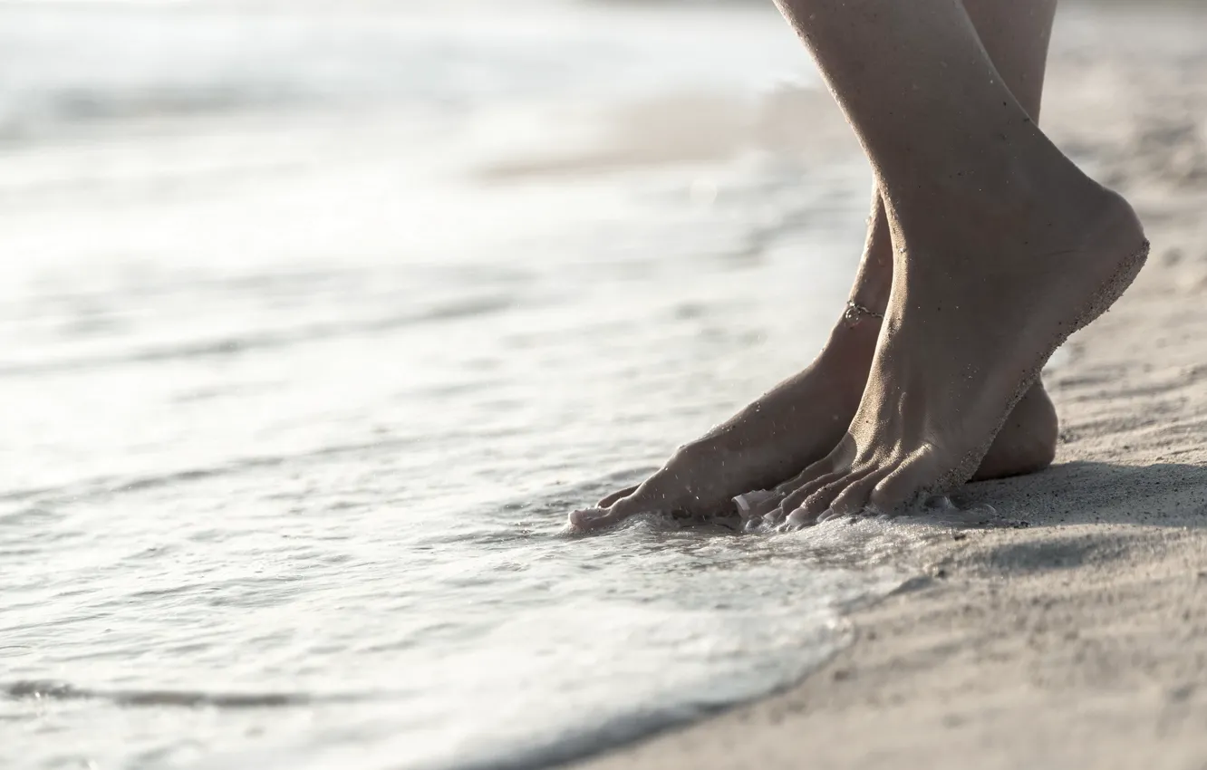 Фото обои песок, ноги, браслет, прилив