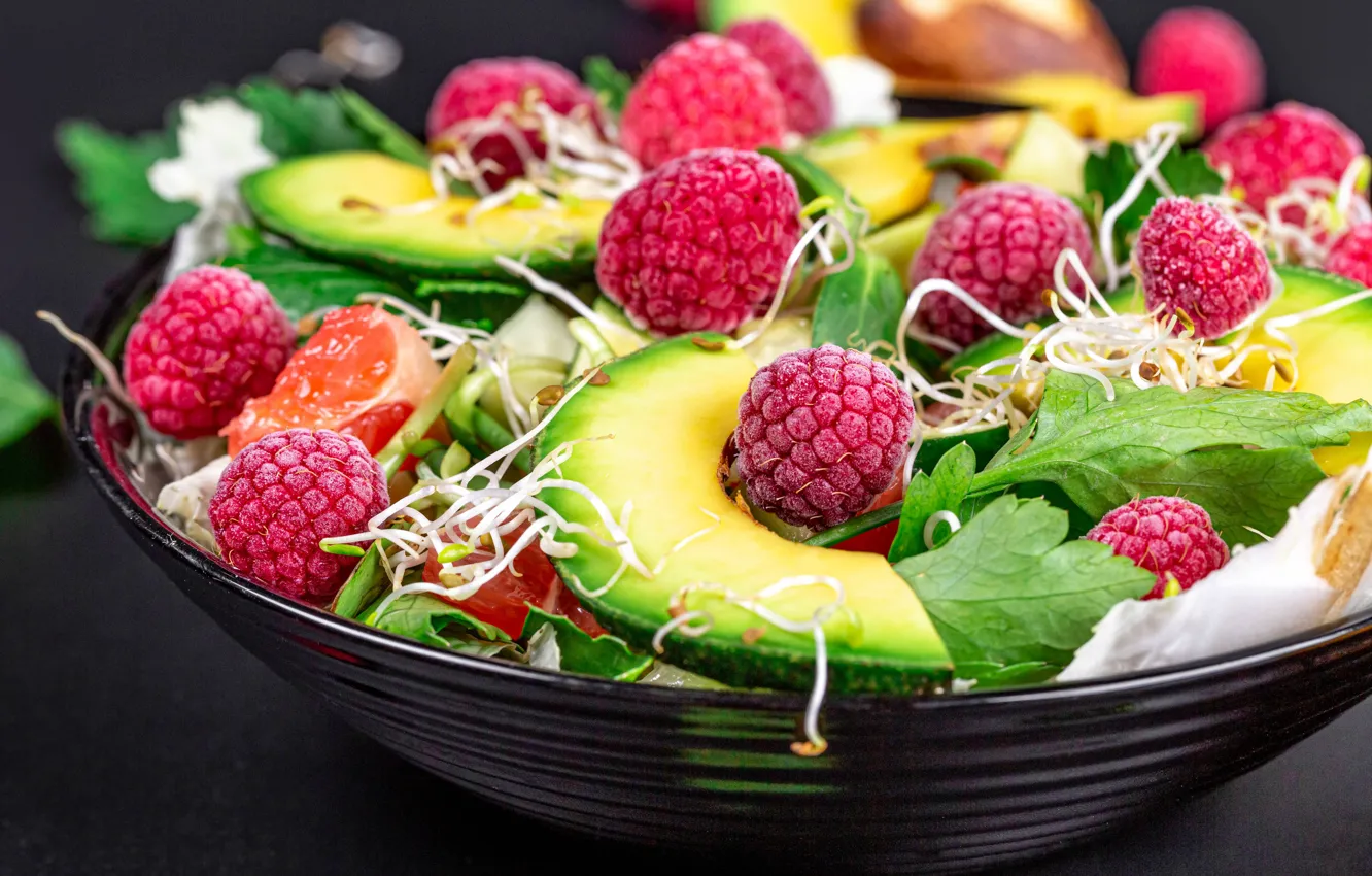 Фото обои макро, ростки, ягоды, малина, тарелка, салат, авокадо