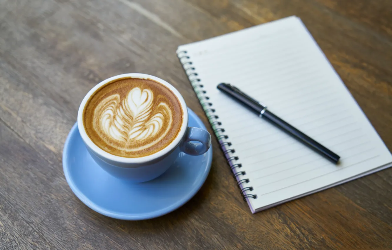 Чашка кофе и блокнот с ручкой