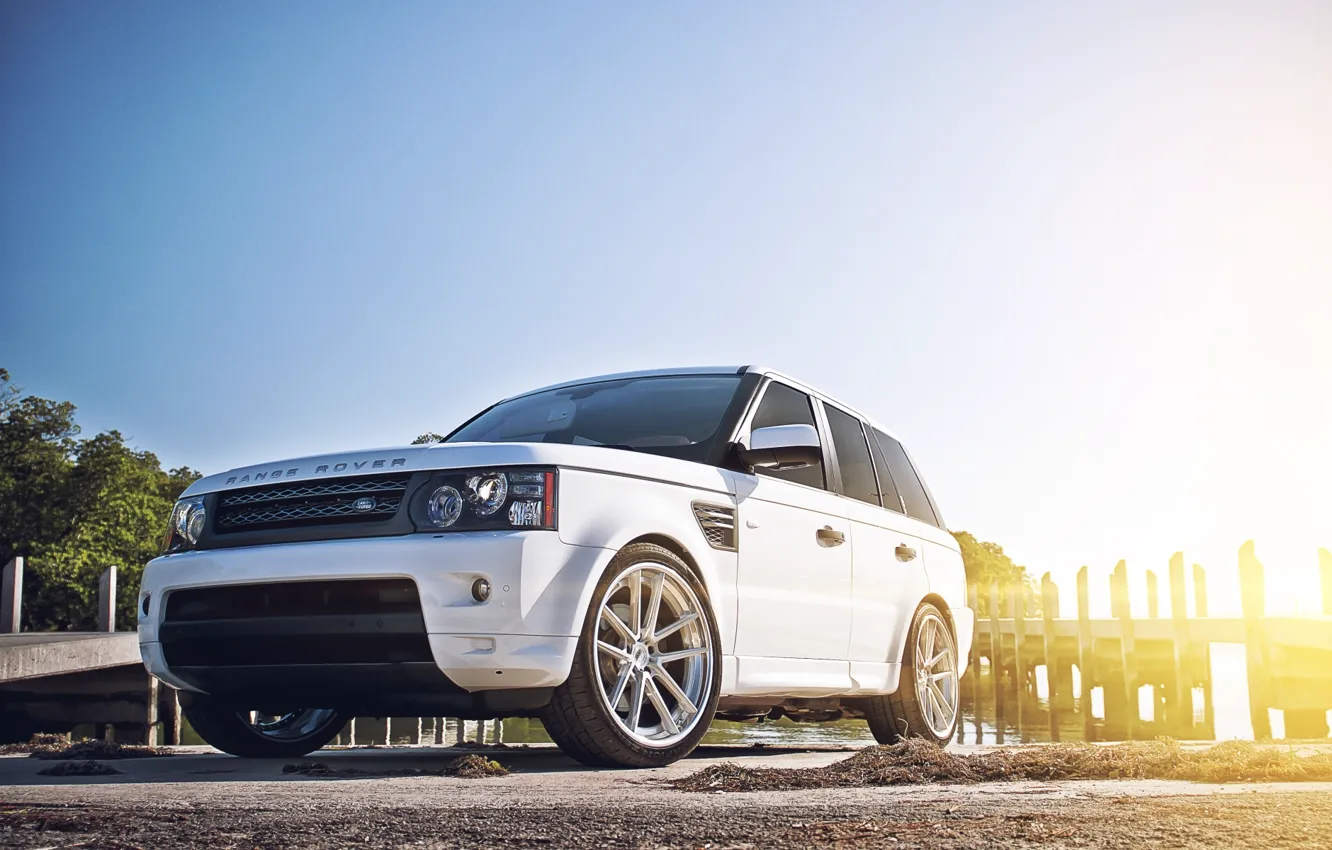 Фото обои белый, небо, солнце, берег, спорт, причал, white, Land Rover