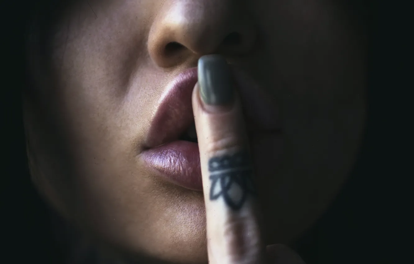 Фото обои девушка, палец, губы, Jack Russell