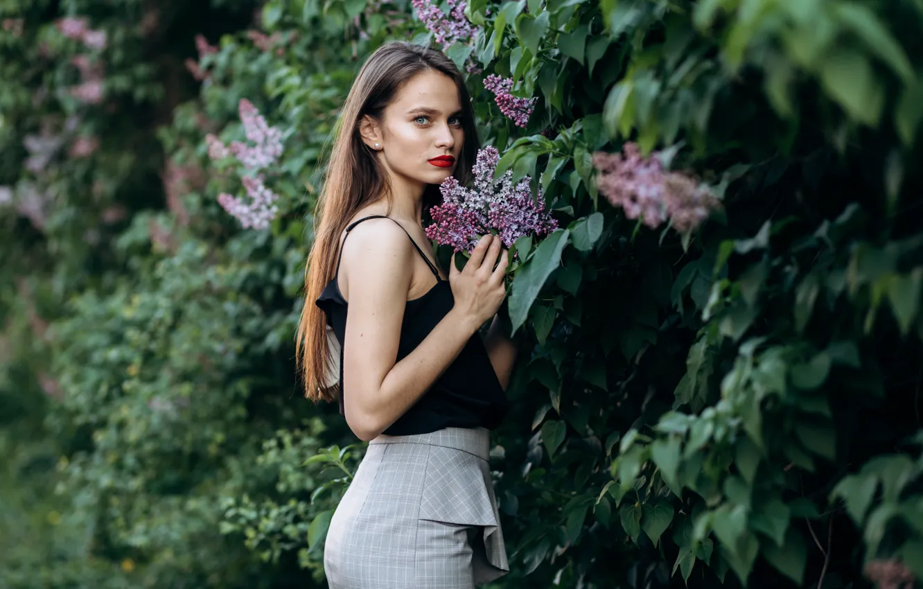 Фото обои взгляд, девушка, цветы, природа, парк, листва, юбка, весна