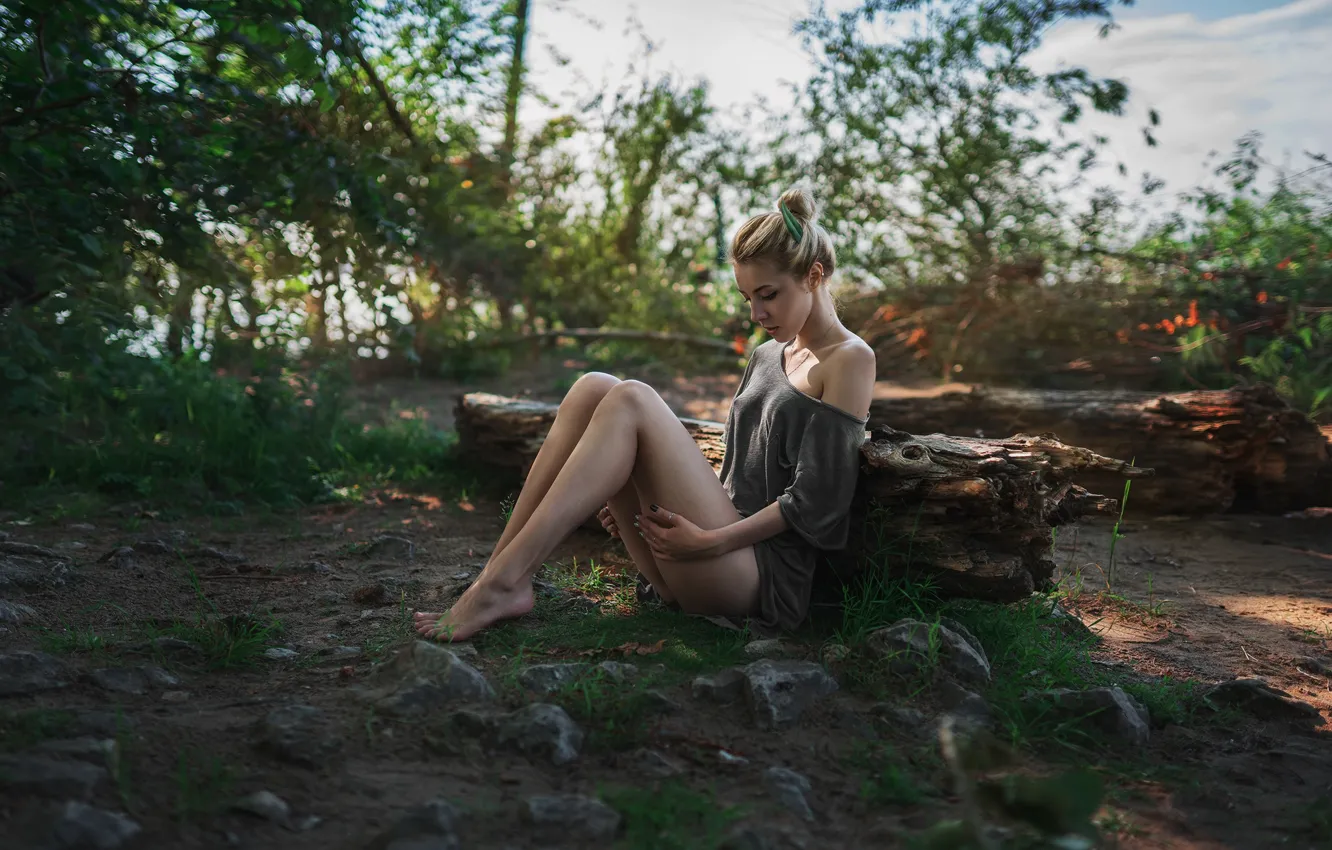 Фото обои girl, legs, photo, wood, photographer, barefoot, model, blonde
