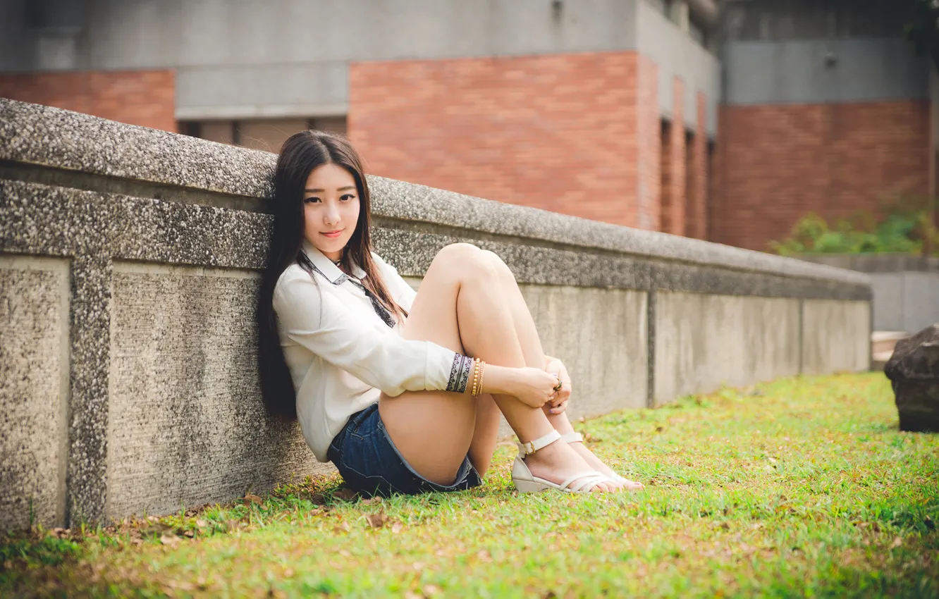 Фото обои взгляд, поза, газон, модель, шорты, портрет, макияж, прическа