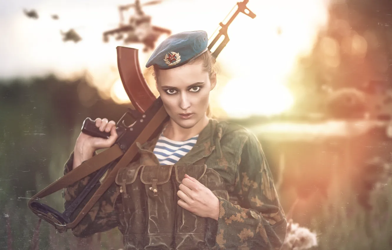 Фото обои взгляд, девушка, лицо, оружие, модель, солдат, автомат, форма