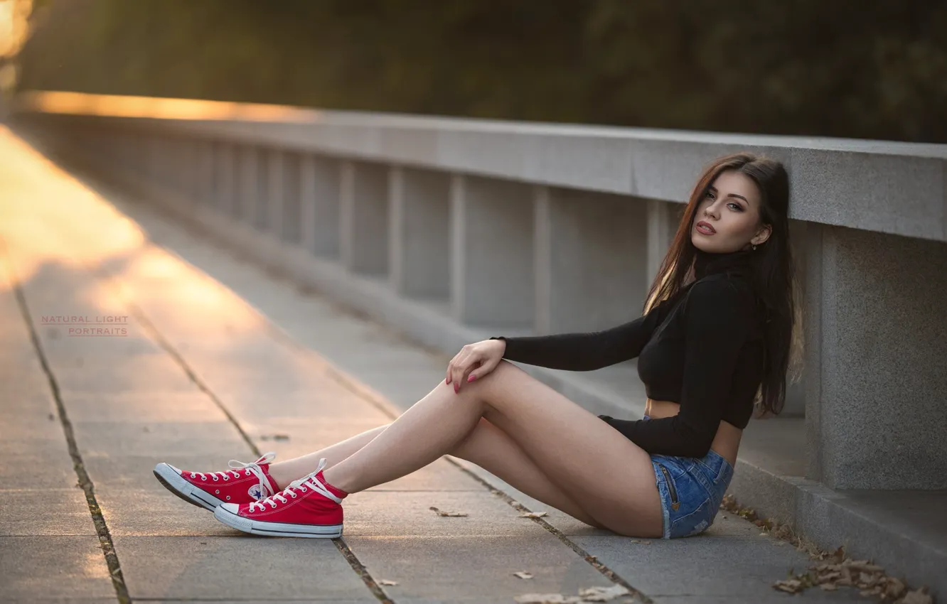 Фото обои girl, shorts, long hair, legs, brown hair, photo, sunset, photographer