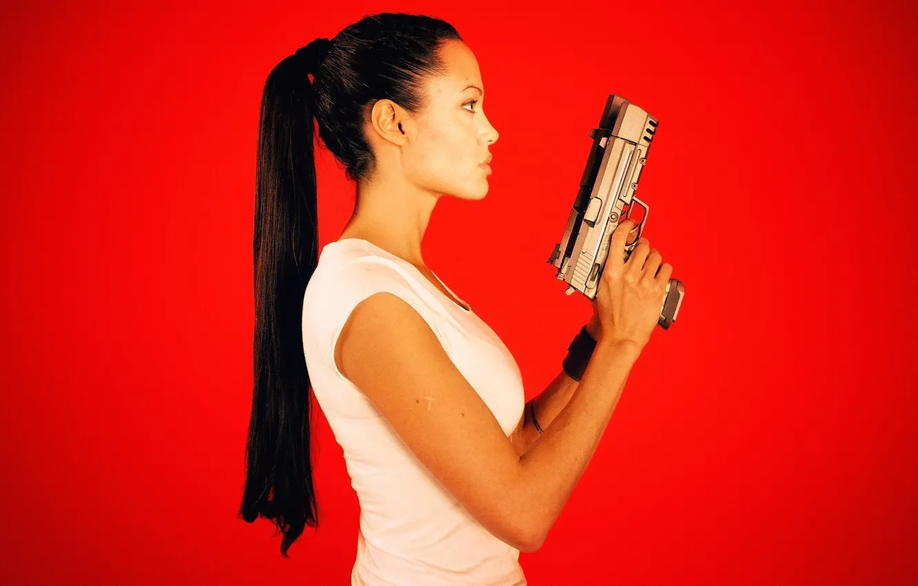 Фото обои лицо, оружие, волосы, пистолеты, актриса, Angelina Jolie, хвост, профиль