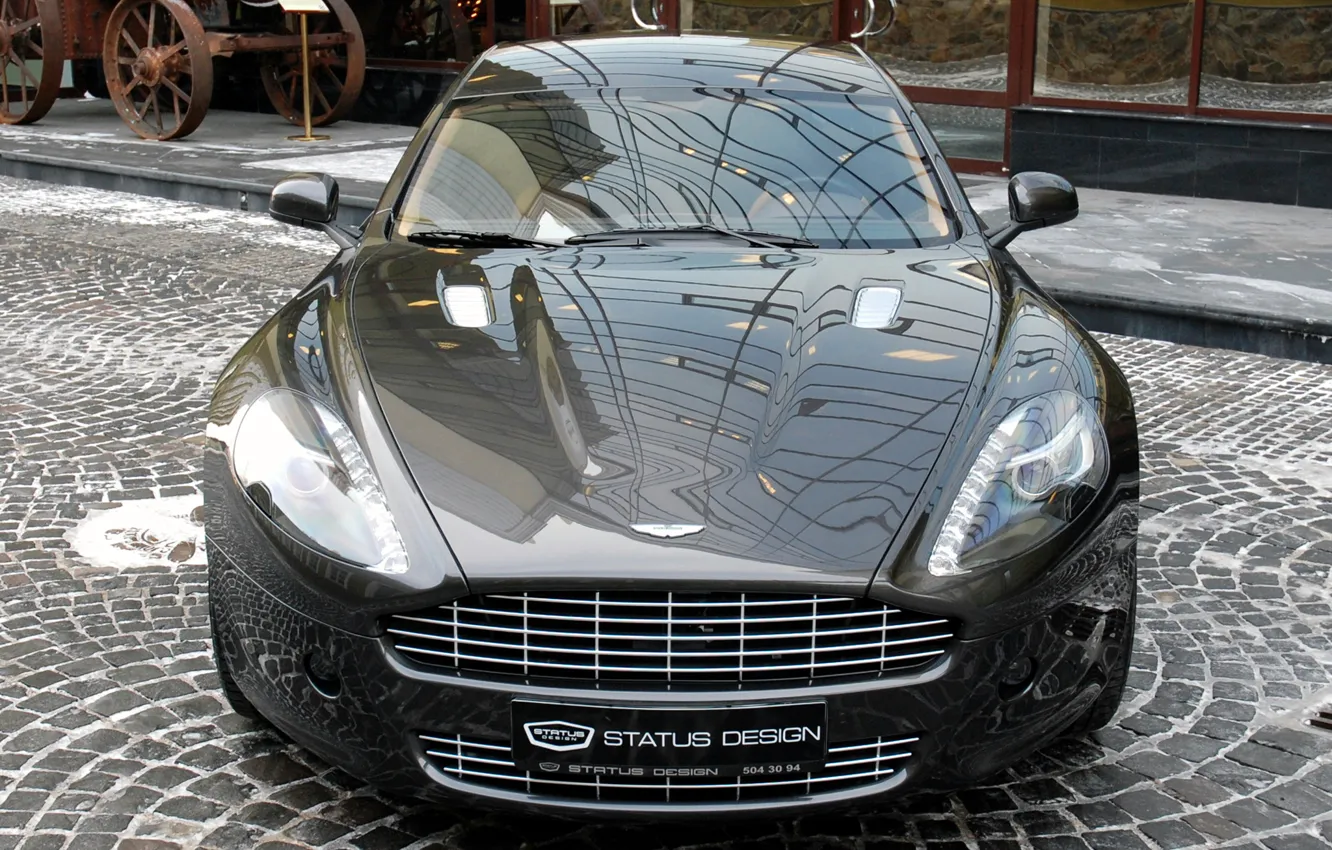 Фото обои отражение, Aston Martin, улица, брусчатка
