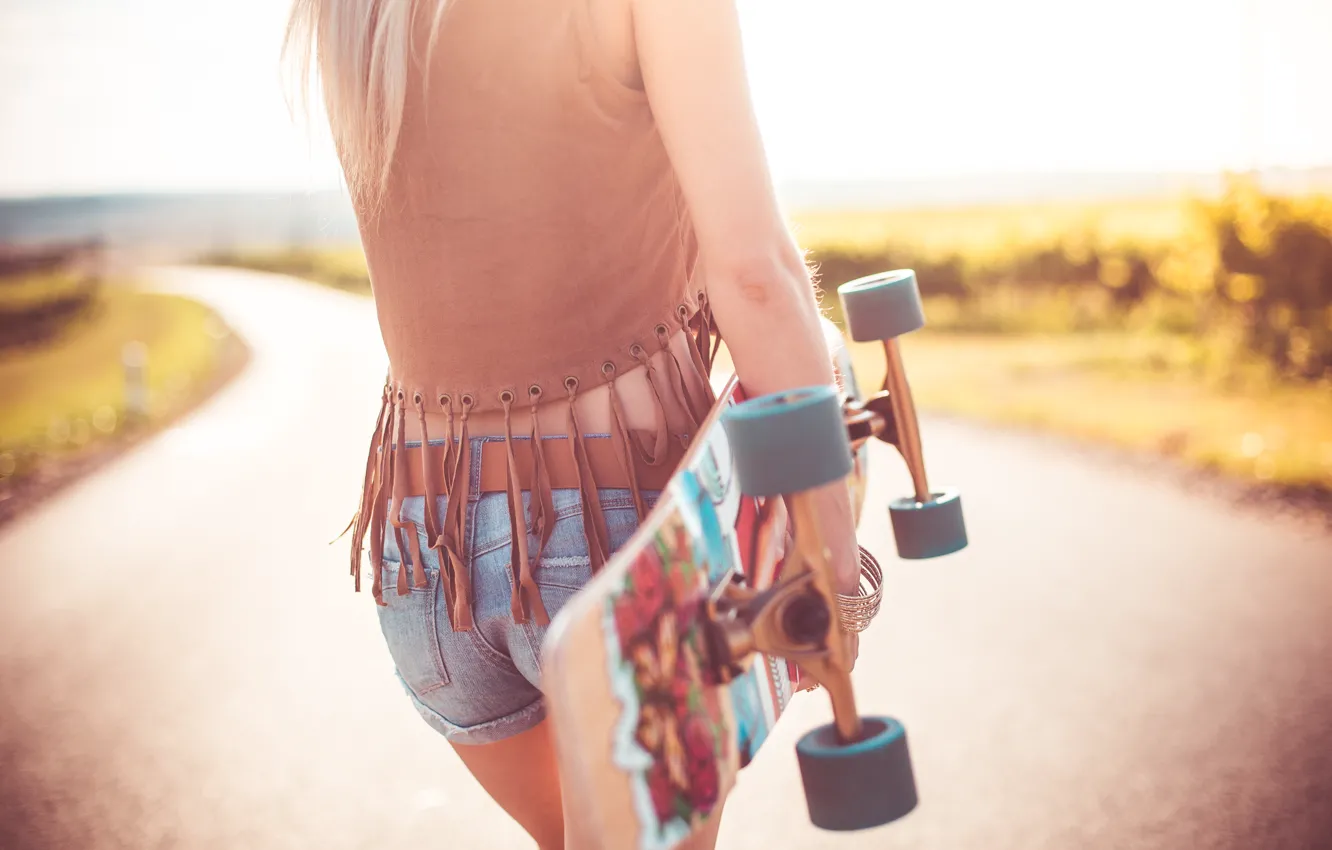 Фото обои девушка, шорты, доска, скейтборд, джинсовые