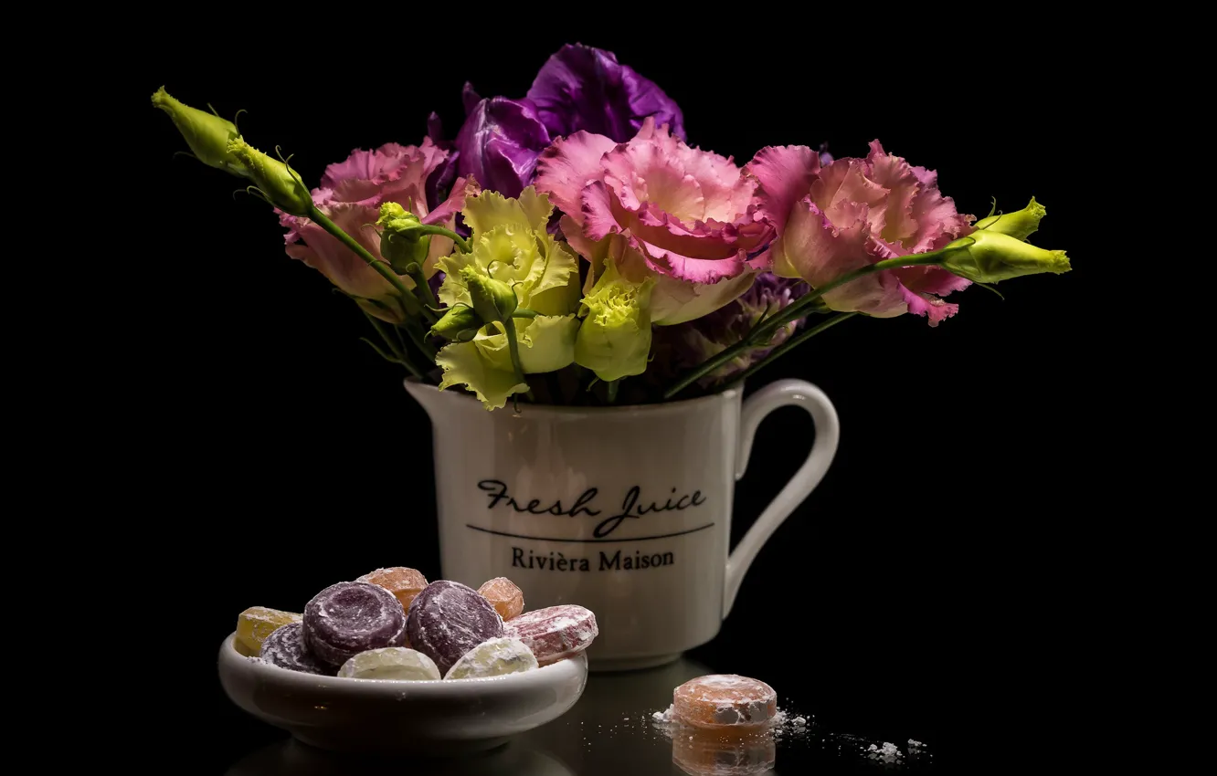 Фото обои цветы, букет, конфеты, натюрморт, Эустома, Eustoma, Lisianthus, цветочная композизия
