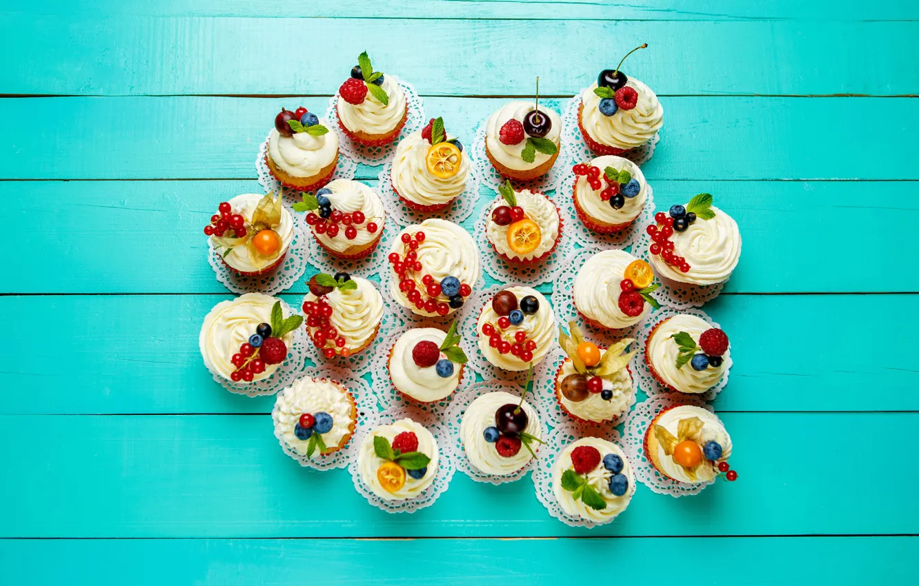 Фото обои ягоды, черника, клубника, крем, десерт, смородина, кексы, капкейки