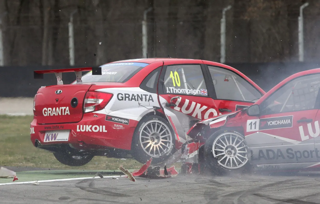 Фото обои авария, столкновение, lada, granta, wtcc, lada sport, lukoil, james thompson