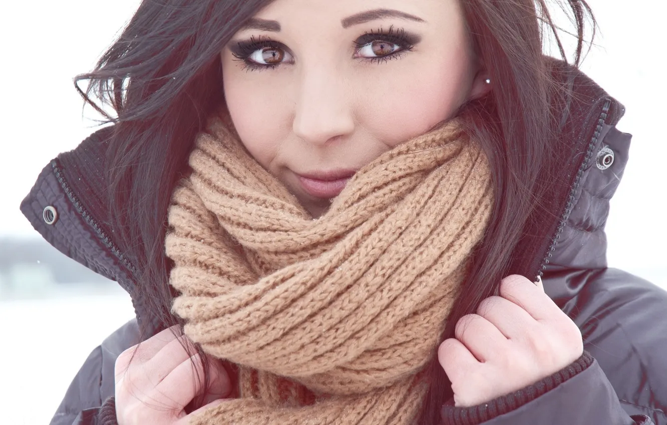 Фото обои зима, глаза, взгляд, Девушка, шарф, брюнетка, красивая, карие