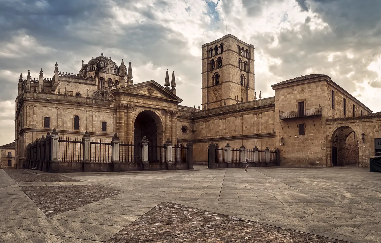 Фото обои небо, облака, площадь, церковь, храм, Испания, Catedral de Zamora